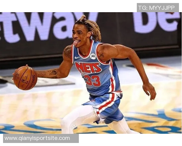 克拉克斯顿内线表现抢眼15分钟内高效拿下11分并抢8篮板