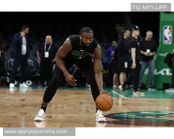 凯尔特人半场领先活塞杰伦布朗表现出色康宁汉姆努力追分